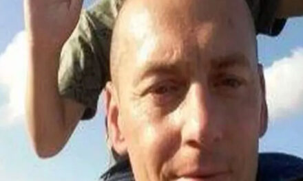 Tronditëse! Babai vdes teksa mbante arkivolin e të birit