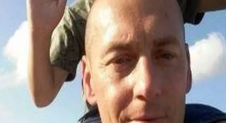 Tronditëse! Babai vdes teksa mbante arkivolin e të birit