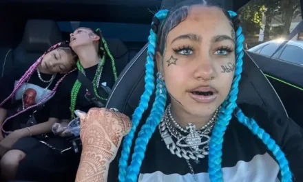 Flokë blu, tatuazhe dhe pircing, valë kritikash në rrjet për vajzën 12-vjeçare të çiftit të famshëm!