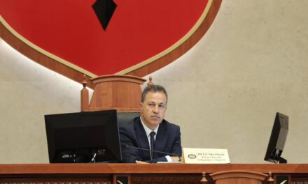 Debati për nderimin e ish-diktatorit, Peleshi kërkon ndjesë për keqkuptimin e krijuar