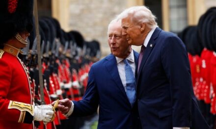 Kundërshtoi kërkesën e Trump për t’i dhuruar shpatën e Eisenhower Mbretit Charles, jep dorëheqjen drejtori i muzeut