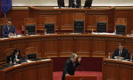 “Po dëgjojmë një akuzë që as vetë serbët s’e kanë bërë” – Berisha revoltohet me Ardit Bidon: Turp të të vijë, nuk e thashë këtë