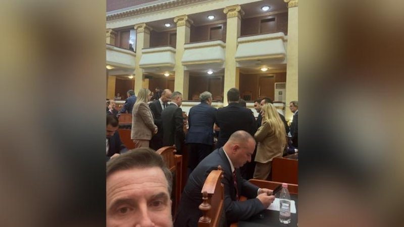 Braçe bën ironi me ‘mbledhjen’ e demokratëve në Kuvend dhe Berishën: Prokurorin pyete në Gjykatë për veten