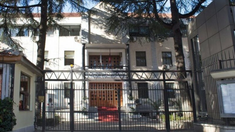 Incident tjetër i rëndë tek Gjykata e Apelit/ Një person debaton dhe kërcënon rojën, shoqërohet në polici