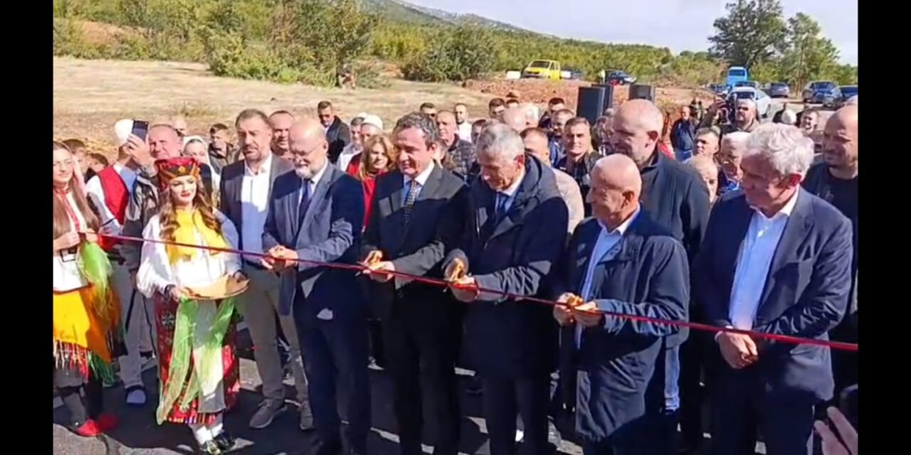 Përurohet rruga ndërkufitare që lidh fshatin e Kosovës me të Shqipërisë/ Dikur një kufi i përgjakur, i ndarë me tela me gjemba.