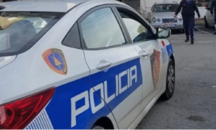 Futi shtetasen me forcë në makinë, e pëson 58-vjeçari në Korçë