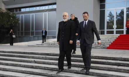 Familjarë, kolegë e politikanë bëjnë homazhe për gjykatësin e vrarë Astrit Kalaja