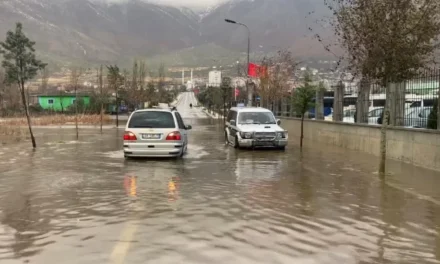 Elbasan: Moti i keq sjellë  probleme në qarkullimin rrugor, ndërprerje të energjisë