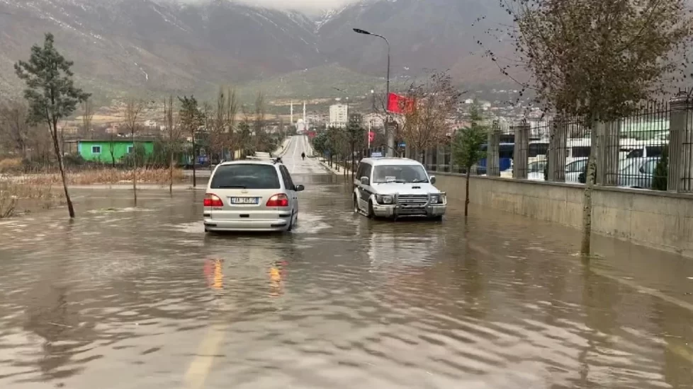 Elbasan: Moti i keq sjellë probleme në qarkullimin rrugor, ndërprerje të energjisë