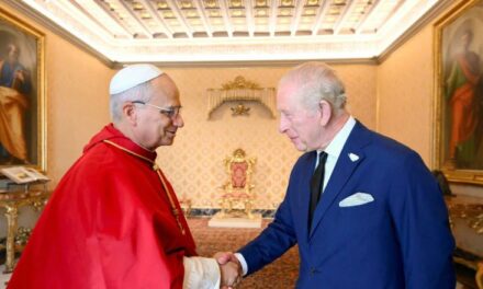 Mbreti Çarls lutet publikisht me Papa Leo XIV në Vatikan