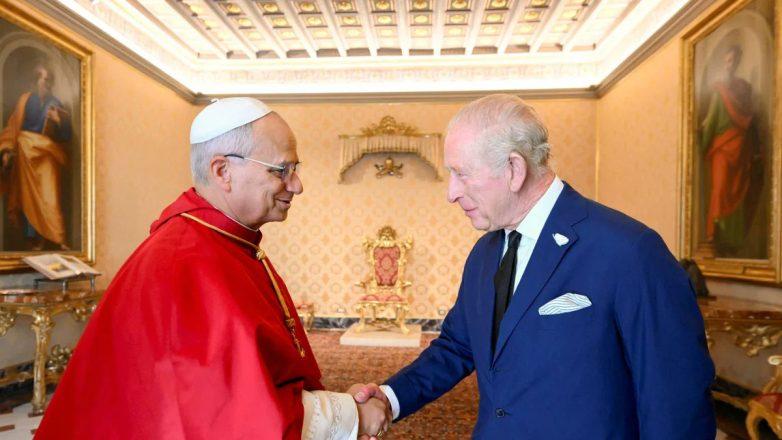 Mbreti Çarls lutet publikisht me Papa Leo XIV në Vatikan