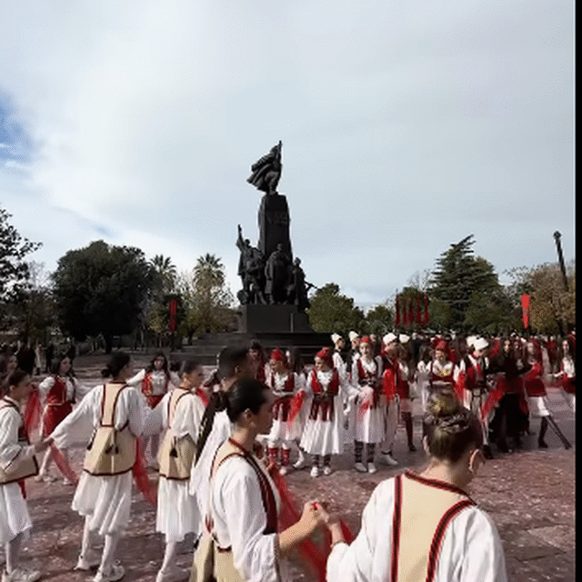 VIDEO/ Kryeministri Rama shpërndan pamje nga festimet e pavarësisë në Vlorë