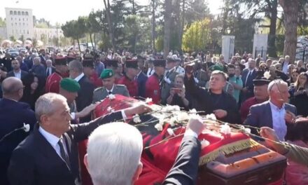 Fatos Nano u përcoll sot për në banesën e fundit me tingujt e këngës legjendare të Frank Sinatra