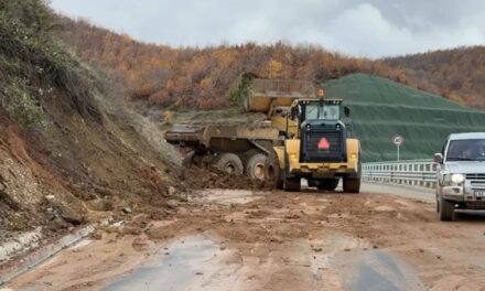 Rrëshqitje dheu në aksin Qukës-Qafë Plloçë, bllokohet një nga korsitë