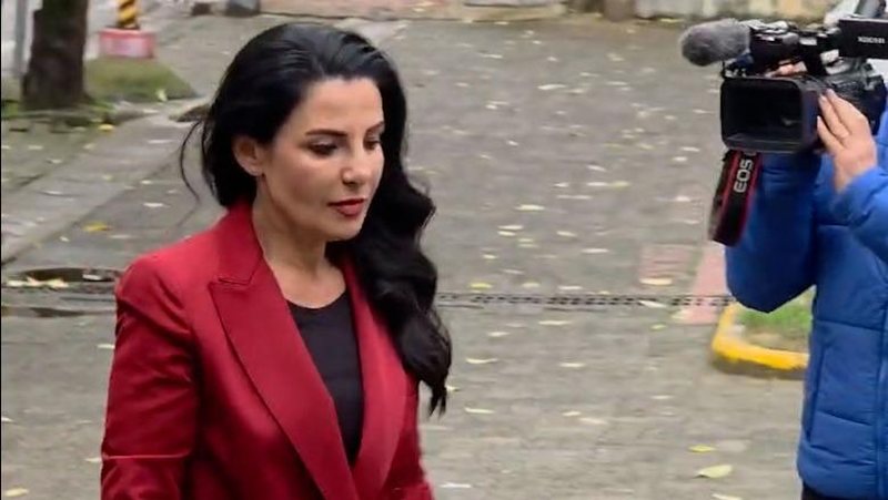 Belinda Balluku del nga gjykata, seanca shtyhet me dy orë për njohjen e akteve nga mbrojtja