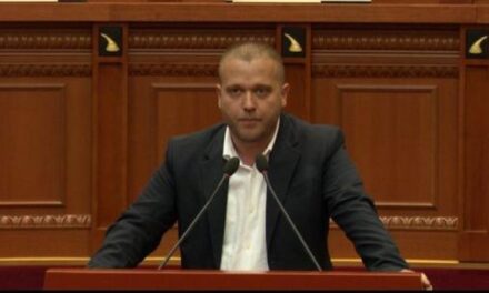 Dy gazetarë shqiptarë ‘non grata’ në Greqi, deputeti socialist kërkon listën e personave të ndaluar në kufi dhe arsyet ligjore