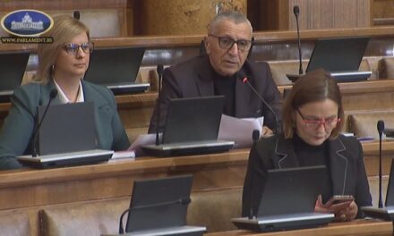 Deputeti shqiptar “shkund” Parlamentin serb: Duam targa dhe policët tanë në Preshevë! Lejoni simbolet tona