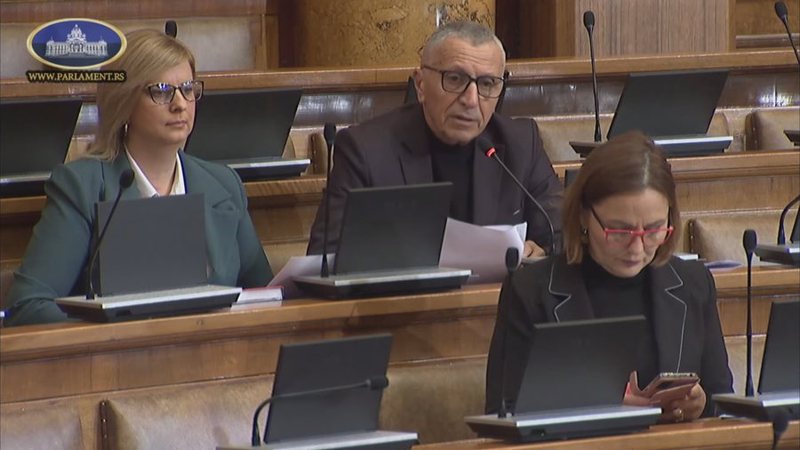 Deputeti shqiptar “shkund” Parlamentin serb: Duam targa dhe policët tanë në Preshevë! Lejoni simbolet tona