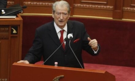 Berisha sulmon ambasadorin e BE-së në Kuvend: E respektojmë orentinimin tënd seksual, por mos iu impono shqiptarëve… (i përgjigjet Balla