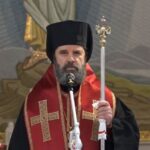 Për herë të parë në Tiranë: Mbahet në Katedralen “Ngjallja e Krishtit” mesha për festën e Flamurit