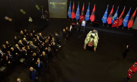 Me topa, me lule, me lot…/ Ish-kryeministri prehet në varrezat e Sharrës