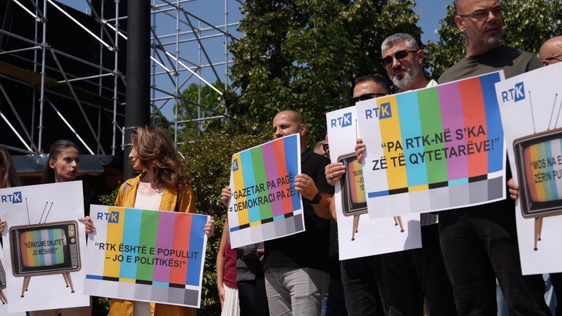 Kriza e transmetuesit publik në Kosovë, rast që s’është parë në asnjë vend të rajonit