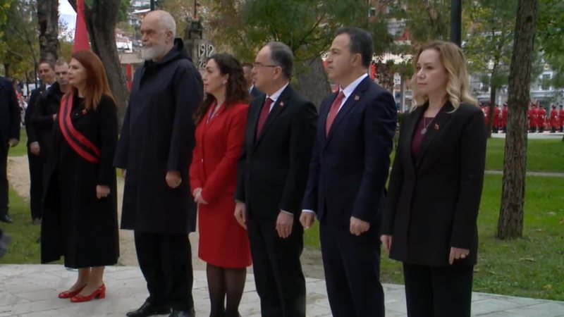 Ceremonia e ngritjes së flamurit në Vlorë, marrin pjesë kryeministri Rama dhe presidentët Begaj e Osmani