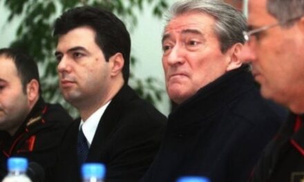 “21 janari, Berisha: Më erdhi Basha në zyrë pasi u thyen xhamat me plumba. Më kërkoi të evakuohesha, nuk pranova