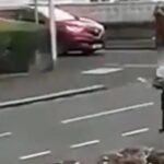 Shqiptari me sharrë elektrike në dorë ndjek policët britanikë në mes të rrugës