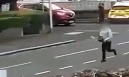 Shqiptari me sharrë elektrike në dorë ndjek policët britanikë në mes të rrugës