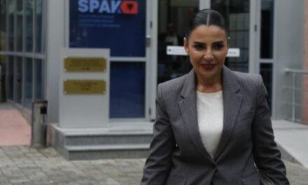 Gjykata e Posaçme pezullon nga detyra zv.kryeministren Balluku, e ndalon të dalë jashtë vendit