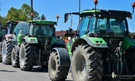 Fermerët bllokojnë rrugët, portet dhe doganat