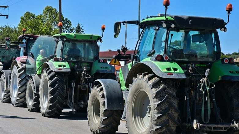 Fermerët bllokojnë rrugët, portet dhe doganat
