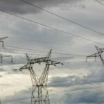 Moti i keq/ Digjen linjat, pa energji disa zona në Tiranë