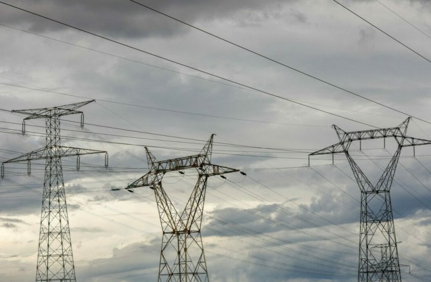 Moti i keq/ Digjen linjat, pa energji disa zona në Tiranë