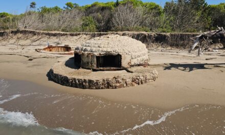 Zhyten në ujë e rërë qendrat e zjarrit, që do mbronin bregdetin shqiptar.