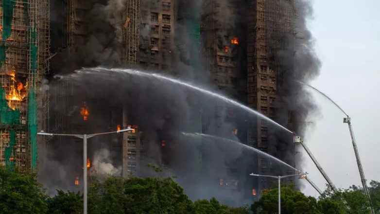 Hong Kong: Përditësime të drejtpërdrejta mbi zhvillimin e zjarrit në një rrokaqiell me 13 të vdekur