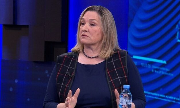 Flutura Açka: Liderit të PD t’i vijë turp që nuk mbush dot sheshin. Dikush duhet t’i thotë Berishës se duhet të iki se është ose i paaftë, ose…