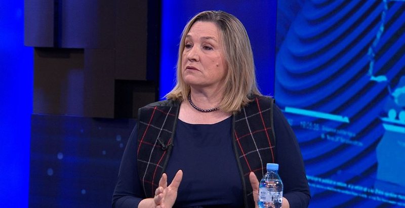 Flutura Açka: Liderit të PD t’i vijë turp që nuk mbush dot sheshin. Dikush duhet t’i thotë Berishës se duhet të iki se është ose i paaftë, ose…