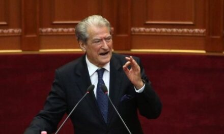 Berisha bllokon foltoren, kryetari i Kuvendit ndërpret seancën