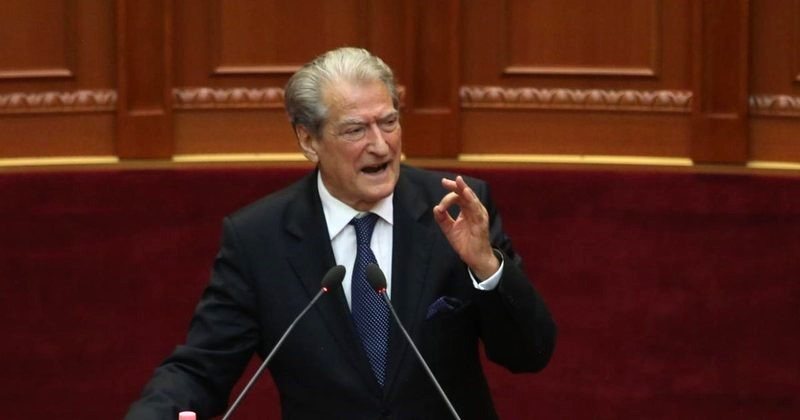 Berisha bllokon foltoren, kryetari i Kuvendit ndërpret seancën