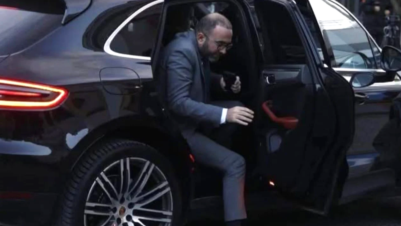 Murrizi publikon foton dhe ironizon Bardhin: O vemje pika që s’ju bie, rrini edhe në sediljen mbrapa të dukeni të rëndësishëm