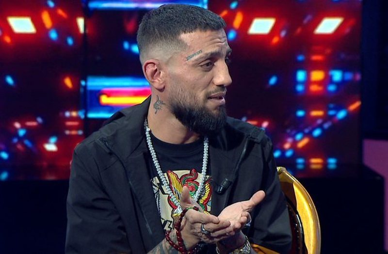 Këngëtari shqiptar rrëfen betejën e tij me drogën: Të vret ditë për ditë dhe orë pas ore