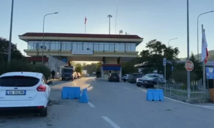 Protestat e fermerëve grekë bllokojnë sërish aksin Kakavijë-Janinë, qarkullimi do të jetë i lirë vetëm për automjetet e emergjencës