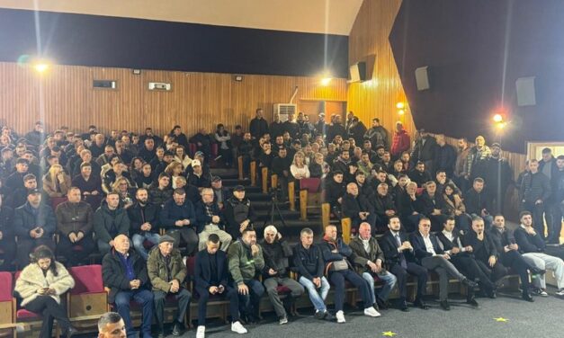 Salianji ‘sfidon’ Berishën nga Gjirokastra: Takim masiv me strukturat e PD dhe qytetarë