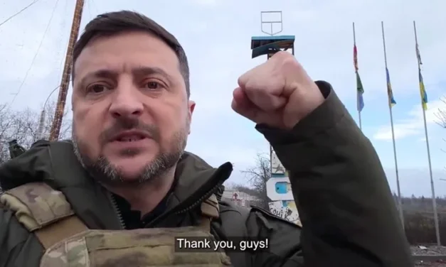 Zelensky shfaqet me video në qytetin që Putini pretendoi se Rusia e kishte “çliruar”