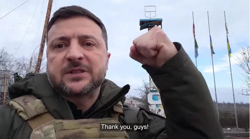 Zelensky shfaqet me video në qytetin që Putini pretendoi se Rusia e kishte “çliruar”