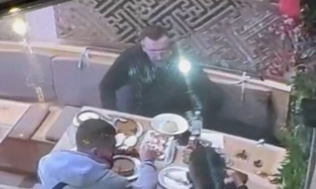 Pengmarrja e të riut në Vlorë, del video nga dreka e tij me pengmarrësit