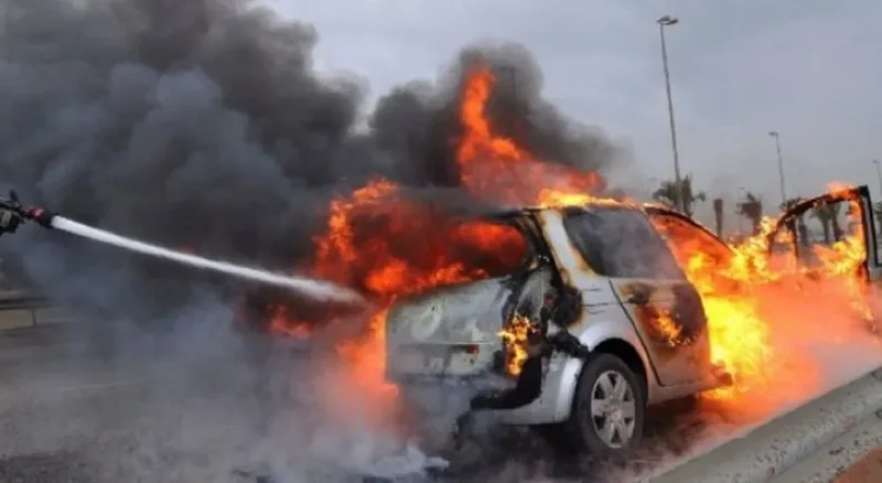 Përfshihet nga flakët një makinë në Llogara, dyshohet për një person brenda në mjet