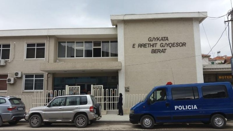 Nxjerre e sekretit shtetëror, armëmbajtje pa leje dhe organizimi i lojërave të fatit – Dënohen ish-kreu i SHISH në Berat dhe djali i tij